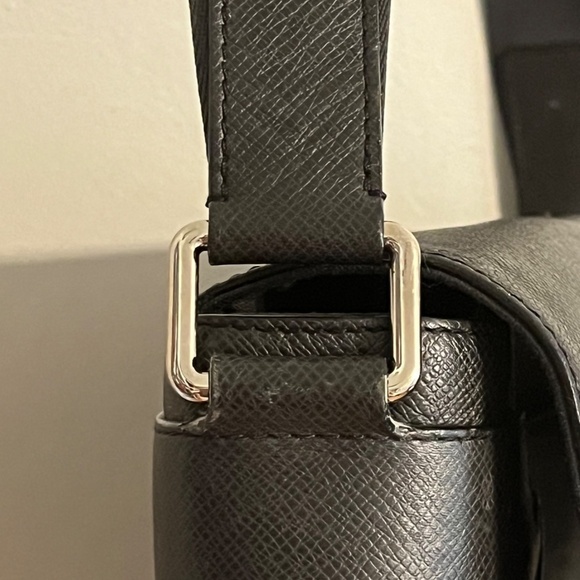 Louis Vuitton Taiga Messenger Bag Black Crossbody Old Money Luxury Maximalist - Picture 4 of 16